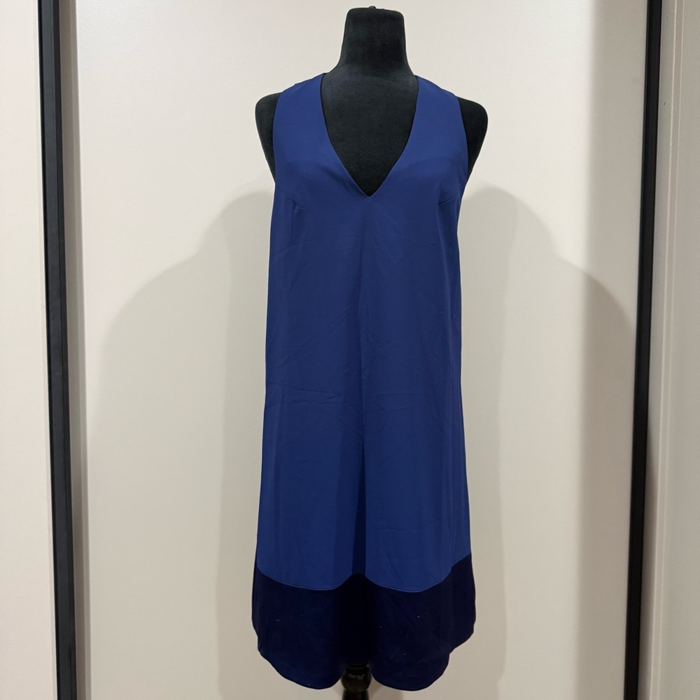 Alice + Olivia Daralee Pieced Sleeveless Trapeze Dress In Indigo